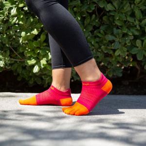 281111-cii-women-s-socks-injinji-lightweight-no-show-chili